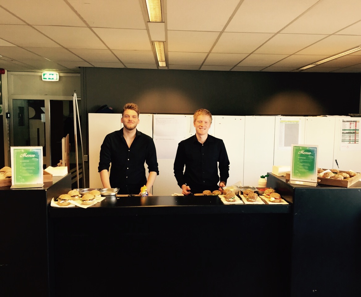 Bemande broodjesbar van Bar Company op locatie bij KPN met medewerkers achter de toonbank