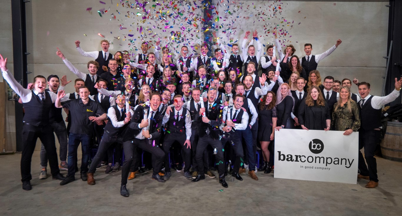 Het team van Bar Company viert feest met confetti