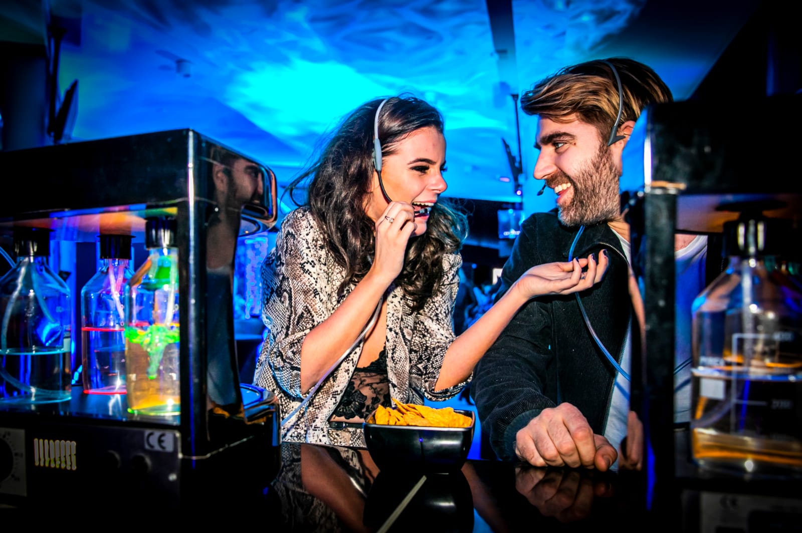 Gäste an der Sauerstoffbar der Bar Company mit blau beleuchteten Flaschen mit Aromen