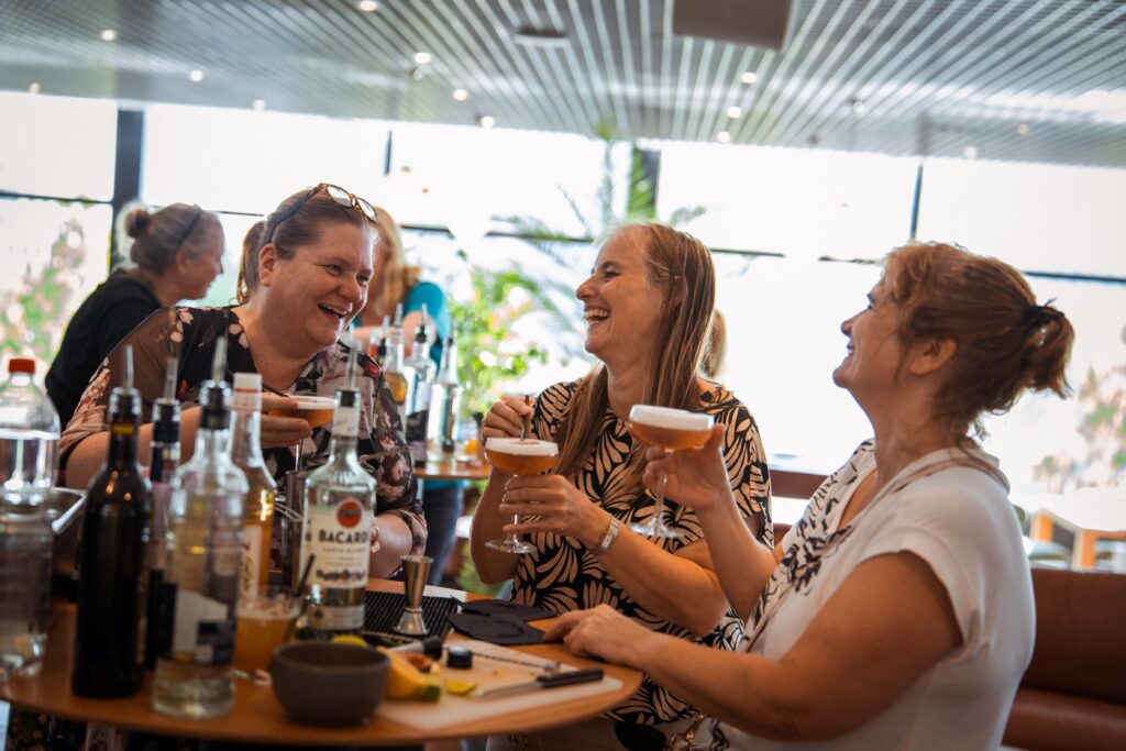 Cocktails proeven tijdens cocktail workshop