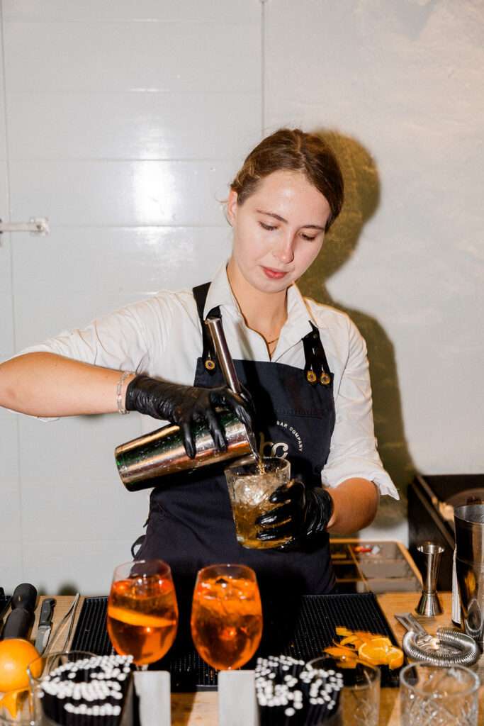 cocktail catering op bruiloft met bartender