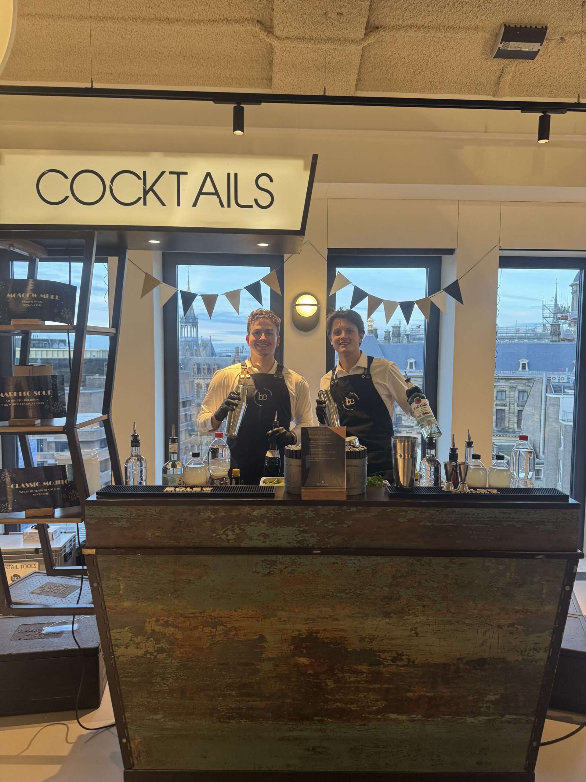 Professionele en gepassioneerde cocktailshaker van Bar Company