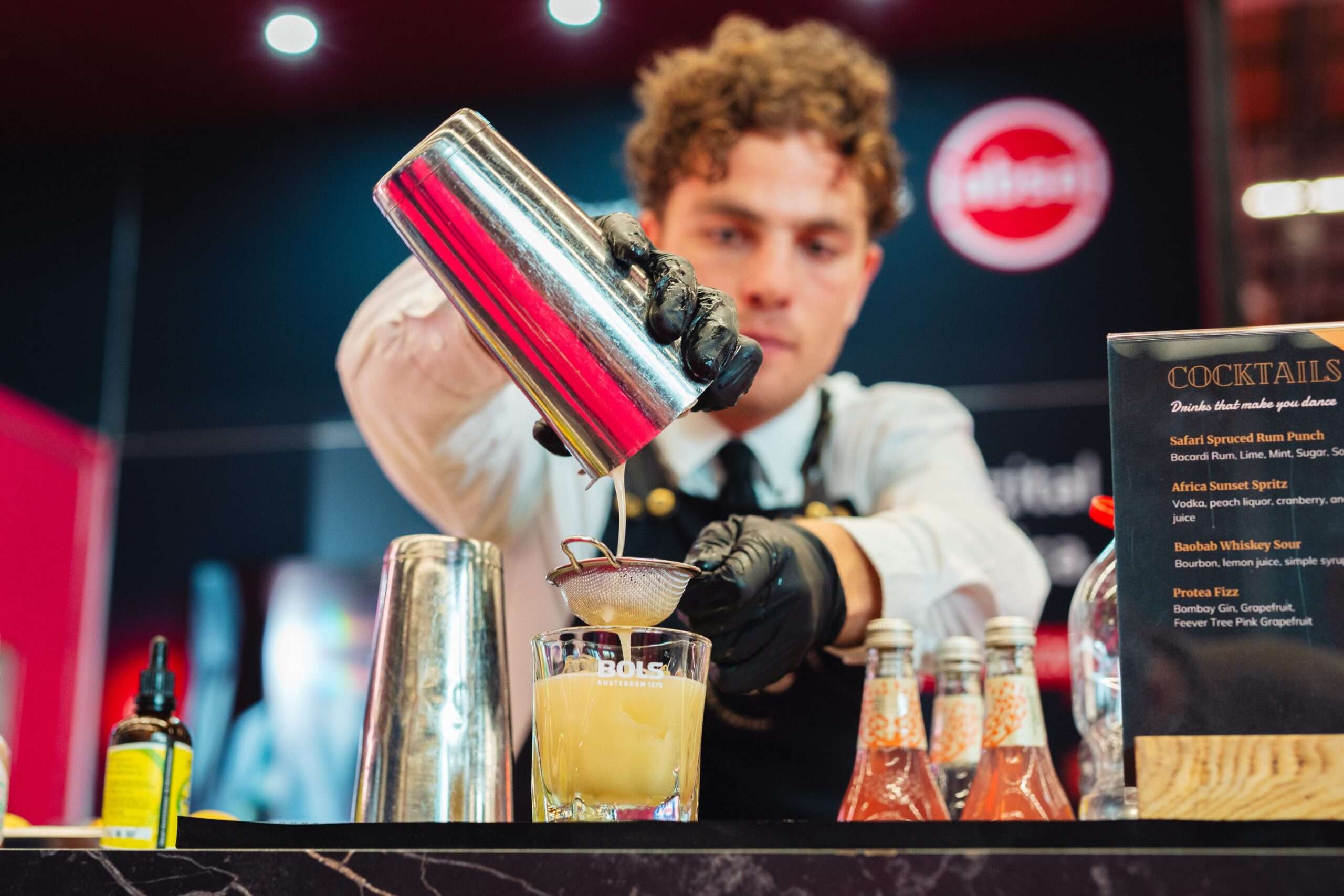 Bartender zeeft een cocktail