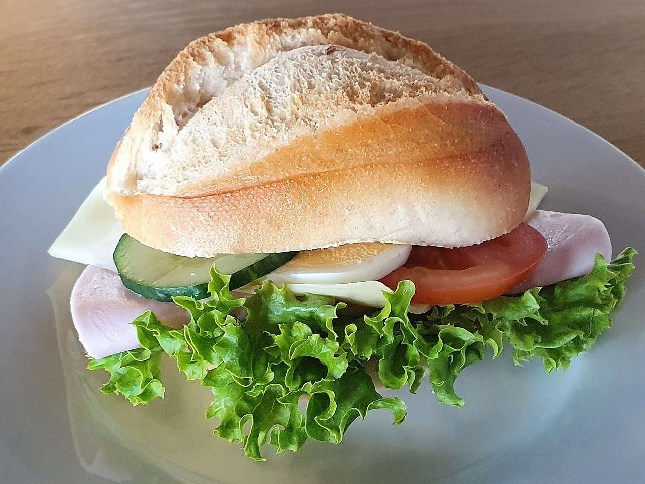 Vers broodje gezond met ham, kaas, komkommer, tomaat, ei en sla aan de broodjesbar