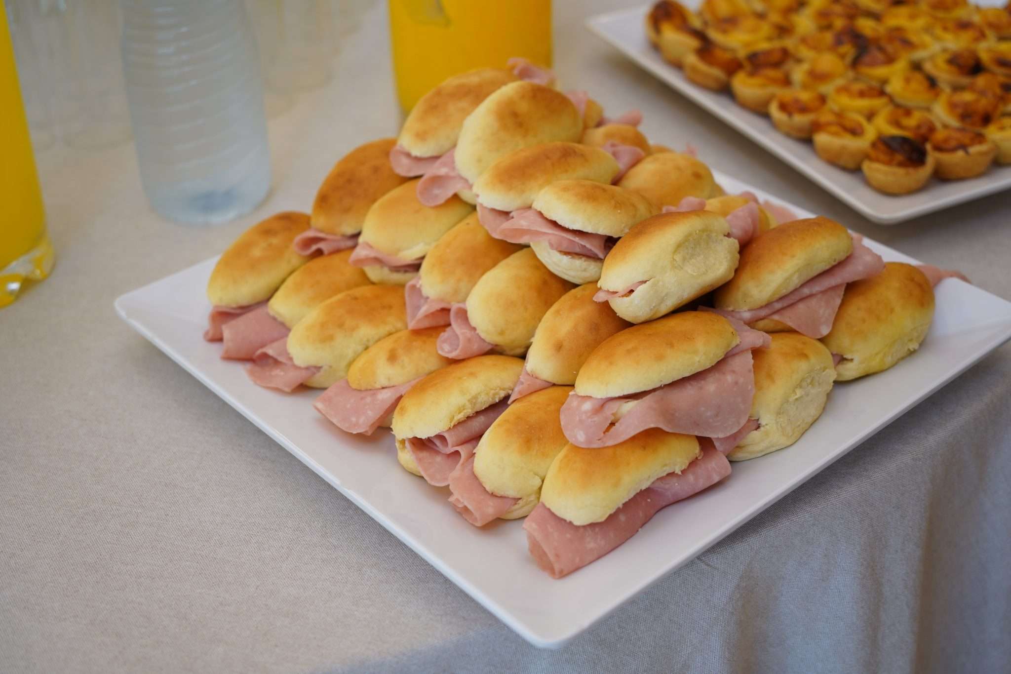 Schaal met verse belegde broodjes aan de broodjesbar van Bar Company