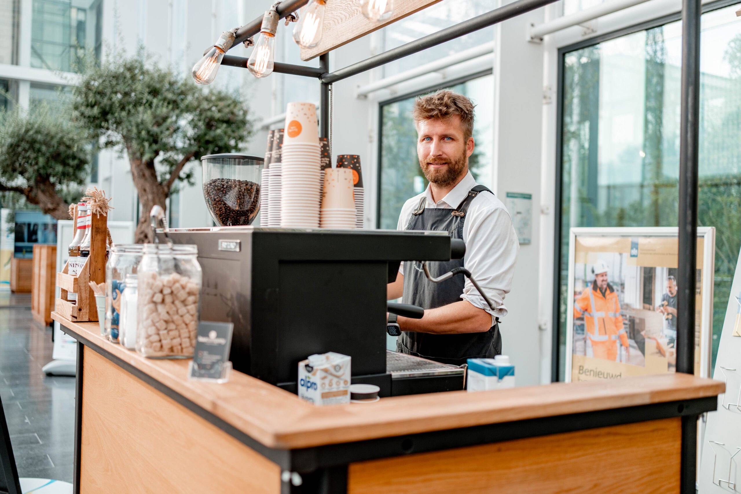 Barista van Bar Company achter de koffiebar