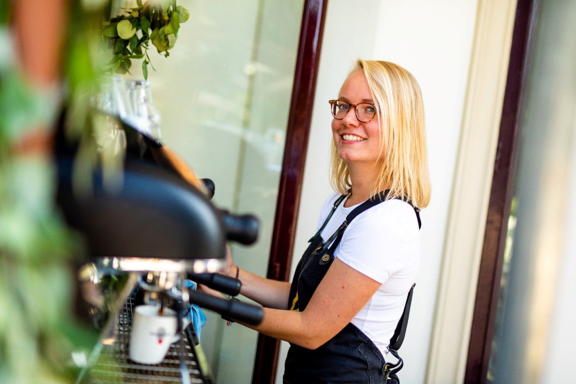 Barista van Bar Company aan de koffiemachine