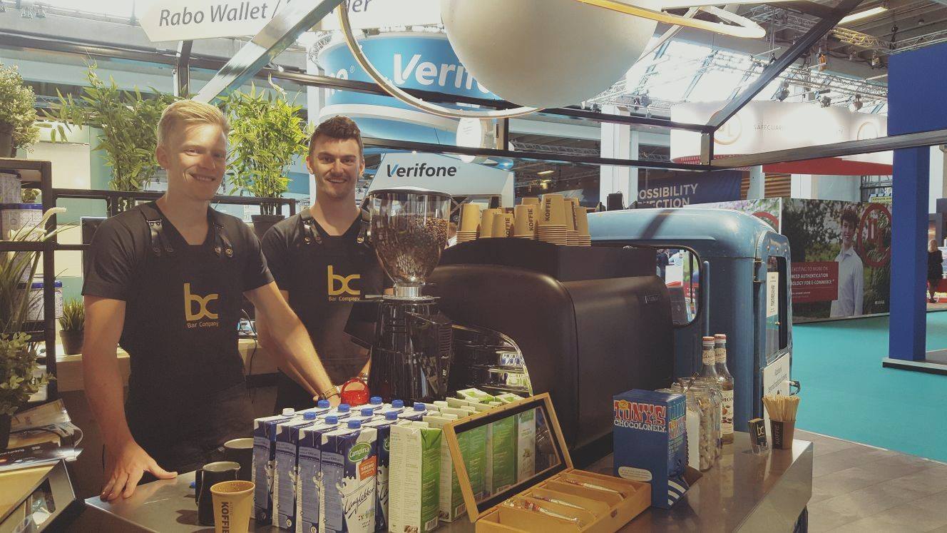Twee barista's van Bar Company op een beursstand