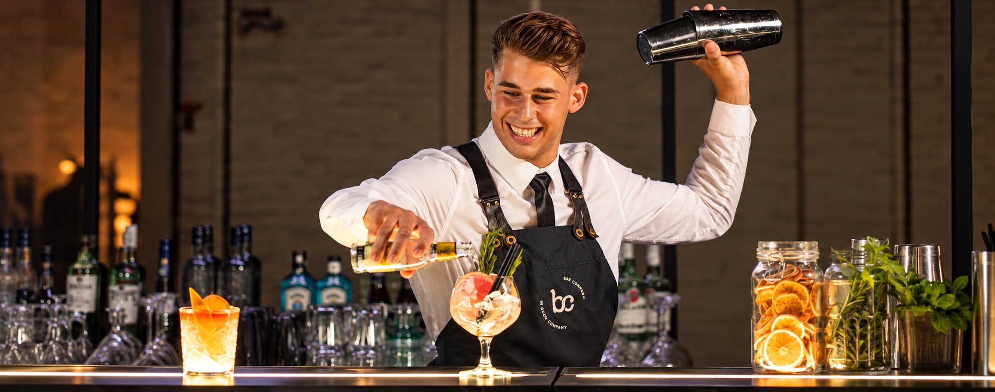 Bartender van Bar Company lacht achter de bar