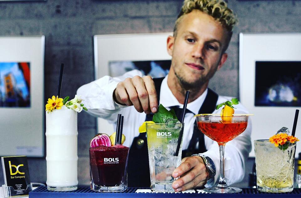 Bartender van Bar Company met zijn cocktails