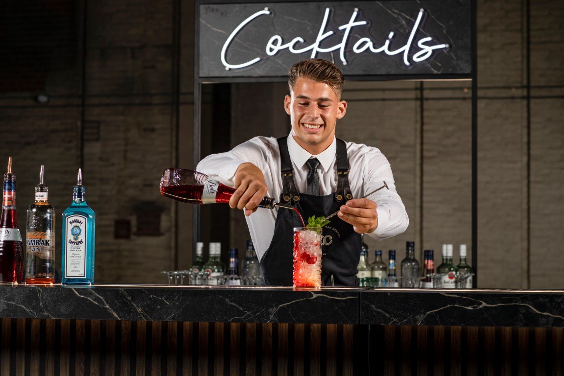 Bartender van Bar Company schenkt een cocktail