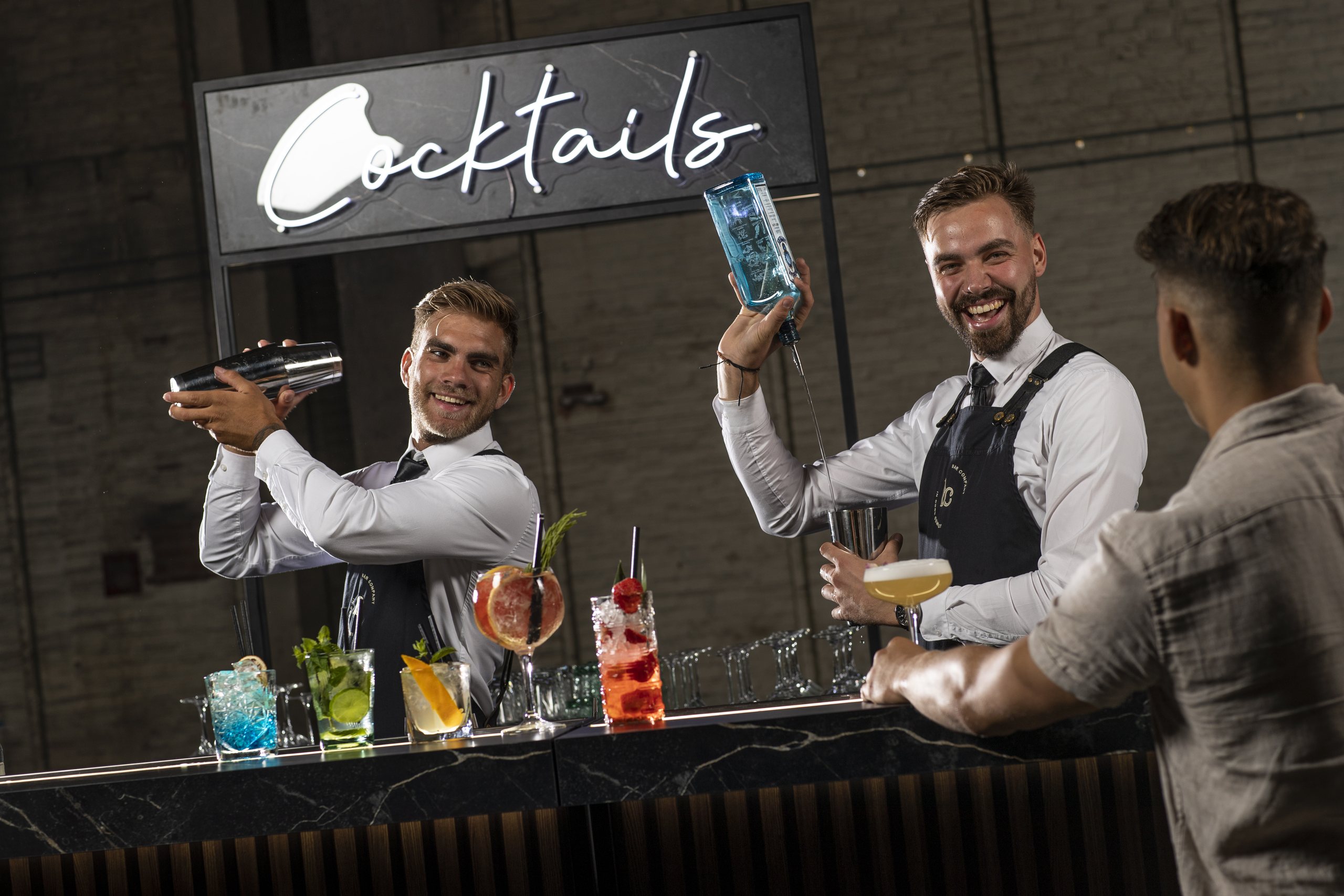 Twee bartenders van Bar Company shaken cocktails