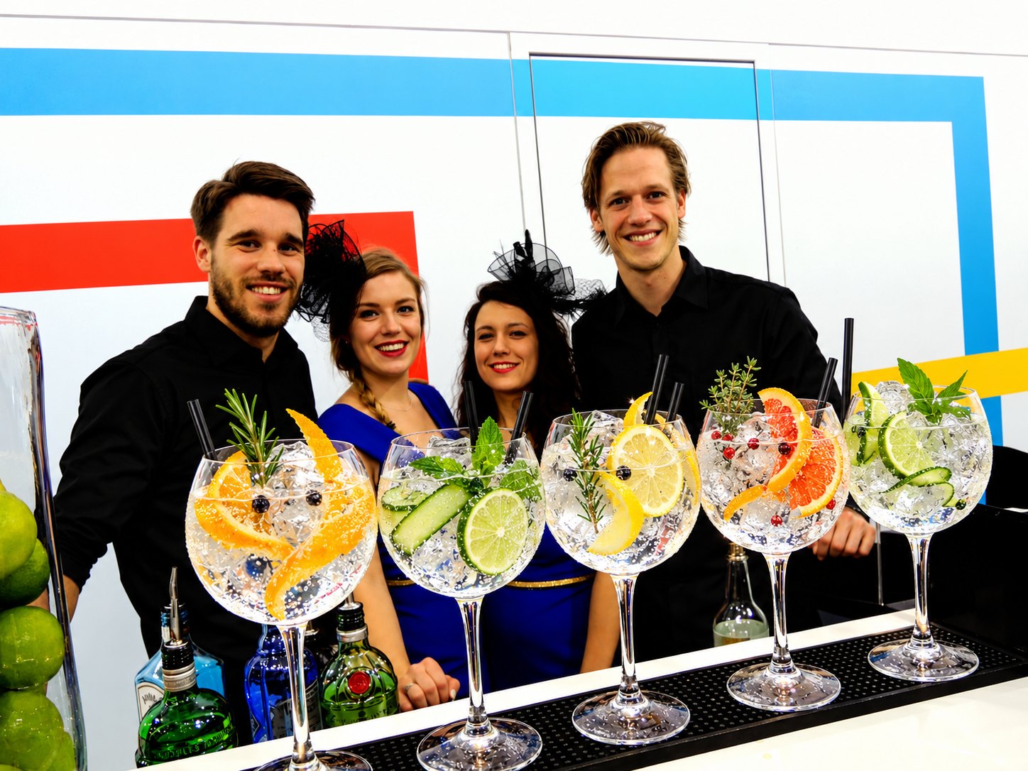 Collega's van Bar Company lachen samen achter de bar