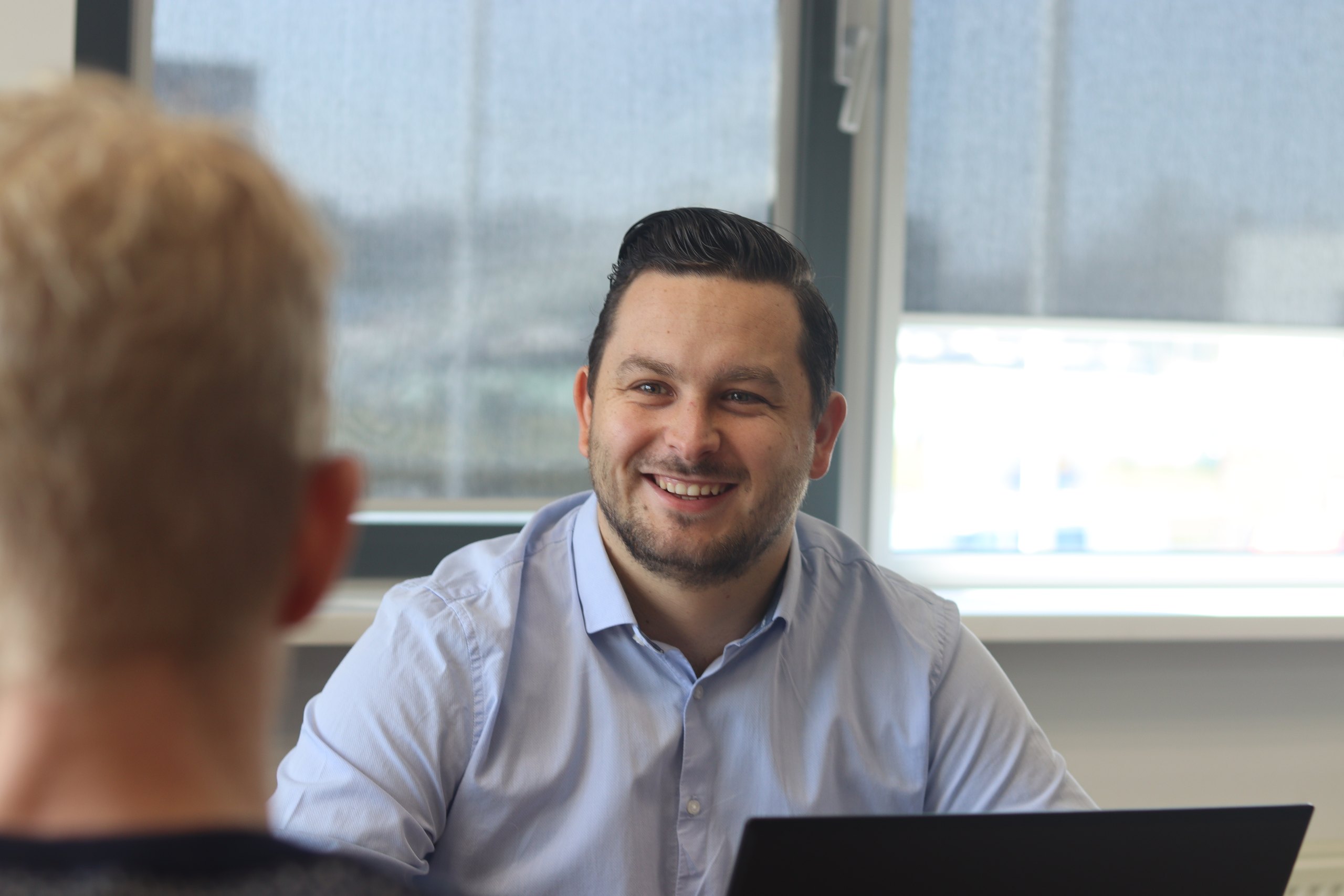 Collega van sales aan het werk op kantoor