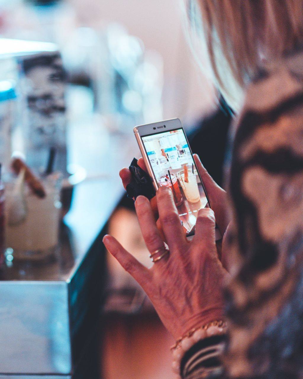 Iemand met een telefoon aan de bar van Bar Company